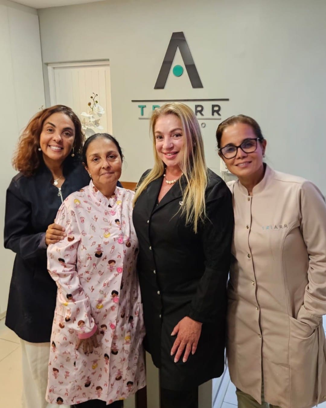 Um novo momento. E ele continua acontecendo.
Depois da habilitação para coleta de células-tronco — um cuidado com seu futuro —, a Triarr Odonto segue se transformando.
A partir de agora, oferecemos Harmonização Orofacial com a Dra. Mônica Aguiar (ao centro) — toxina botulínica para cuidar da harmonia do seu rosto, tratar o bruxismo e corrigir o sorriso gengival.
A Triarr está se reinventando. E isso é só o começo.

📩 WhatsApp: (21) 99482-9797 ou Direct.

#HarmonizacaoOrofacial #TriarrOdonto #SorrisoSaudavel #BotoxDental #SorrisoGengival #Bruxismo #Copacabana #DraMonicaAguiar #Transformacao #OdontologiaPremium