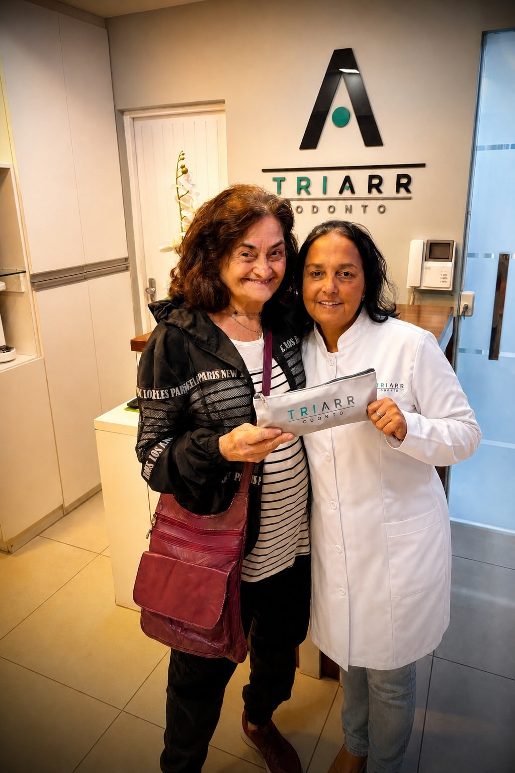 Começando a semana com esse sorriso. 🤍
A Sarah nos lembra por que escolhemos o que fazemos. A Dra. Aleida recebe cada paciente com acolhimento, atenção e cuidado — e quando vira amizade, cada retorno é um reencontro.

#TriarrOdonto #Copacabana #AtendimentoHumanizado #Ortodontia